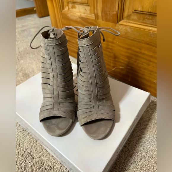 Steve Madden Alayna Taupe Suede Grey Heels size 7.5 GREAT CONDITION - Picture 4 of 6